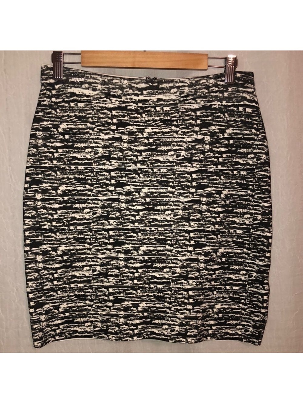 alice + olivia L Black Ivory Knit Pencil Skirt